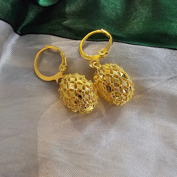 Intricate Filigree Dangle Goldtone Earrings NWOT - Picture 4 of 7